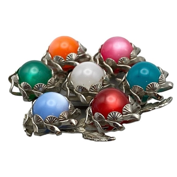 MOONGLOW Vintage Multicolor Thermoset Round Brooch in Silver-Tone Leaf Setting - Picture 6 of 9